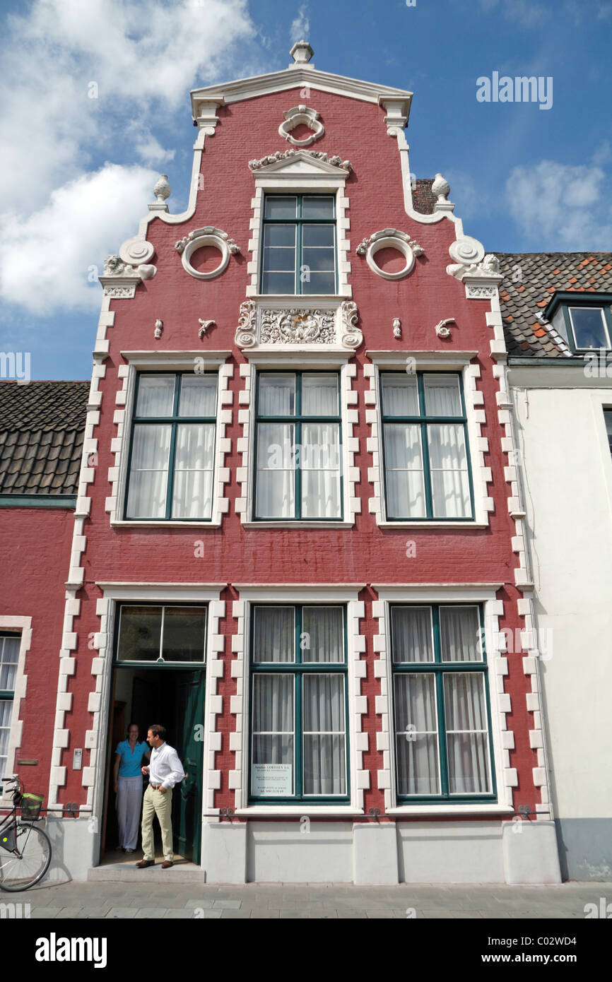 Una a tre piani di immobili residenziali (con 1716 sulla facciata di edificio) nel centro storico di Bruges (Brugge), Belgio. Foto Stock