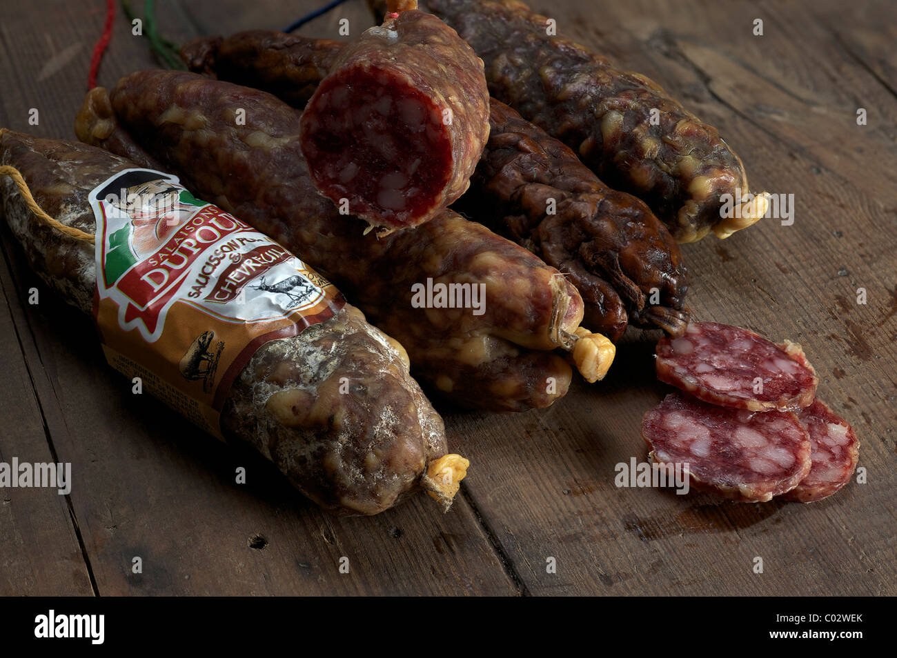 Diverse varietà di salumi da un allevatore francese di mercato della carne di maiale, raffinato con formaggio di capra, asino, carne di cinghiale Foto Stock