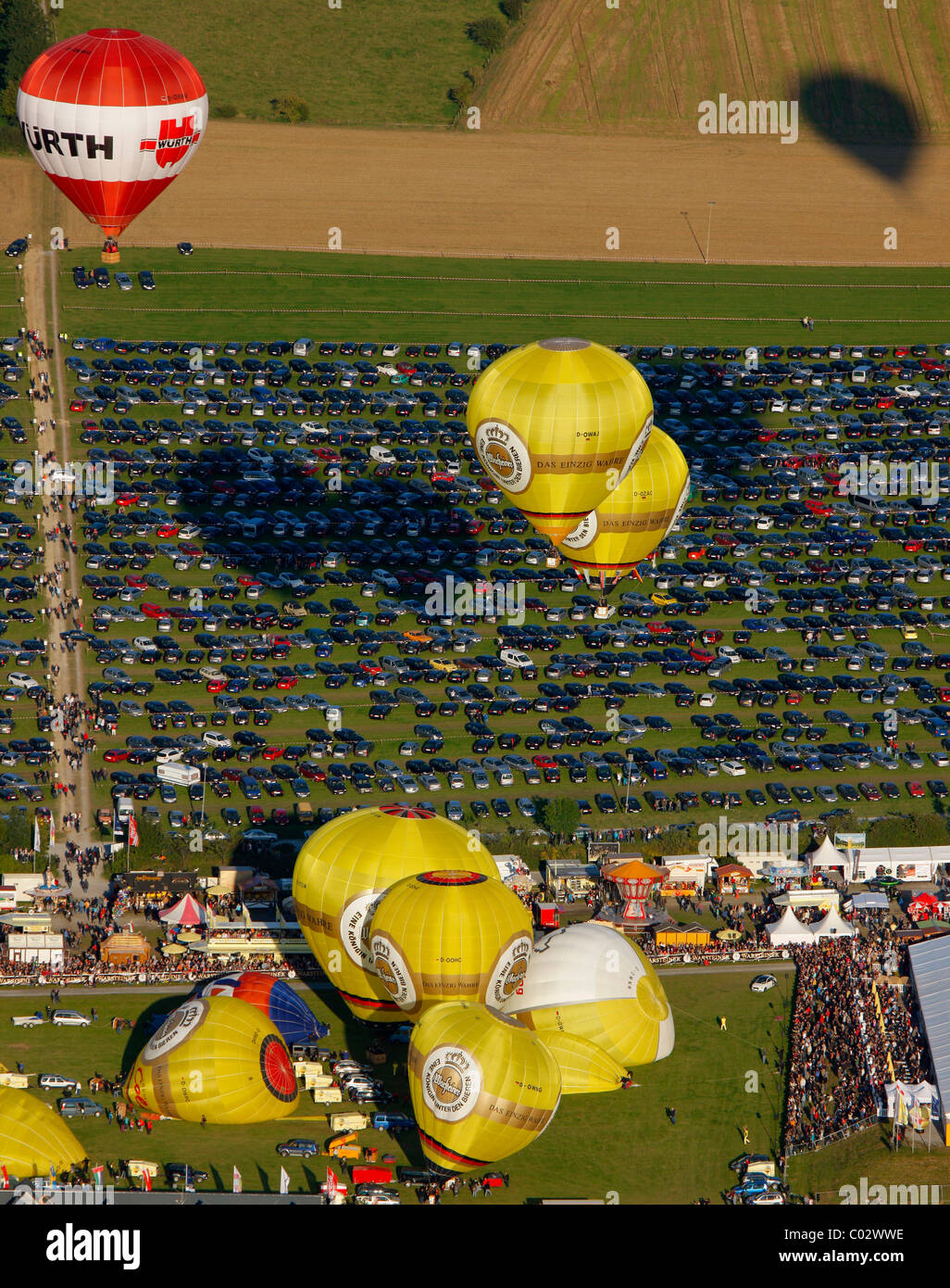 Vista aerea, ventesimo Warsteiner Montgolfiade, aria calda balloon festival con quasi 200 i palloni ad aria calda di ascendere al cielo Foto Stock