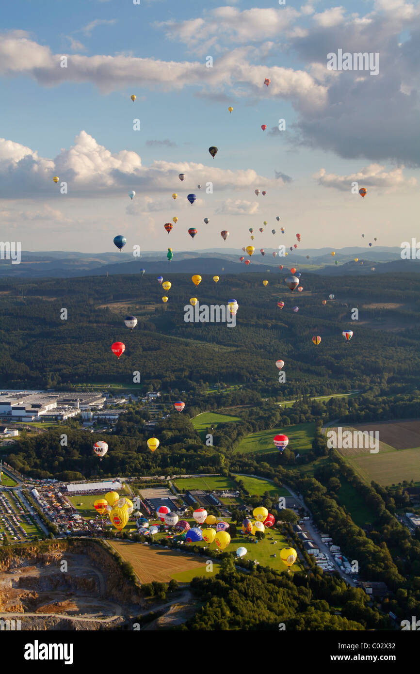 Vista aerea, ventesimo Warsteiner Montgolfiade, aria calda-balloon festival con quasi 200 mongolfiere ascendere al cielo Foto Stock