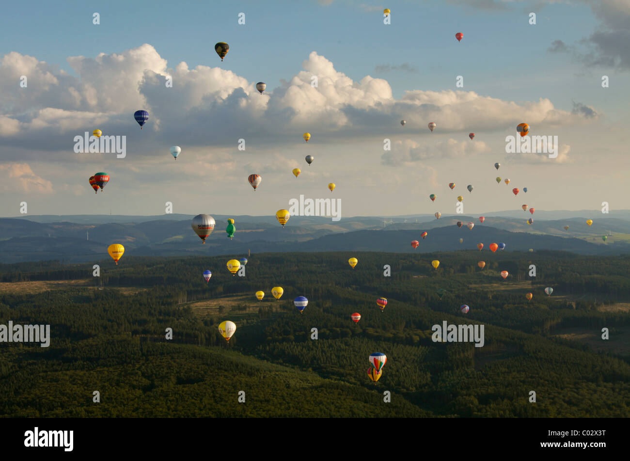Vista aerea, ventesimo Warsteiner Montgolfiade, aria calda-balloon festival con quasi 200 mongolfiere ascendere al cielo Foto Stock