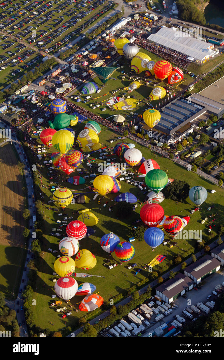 Vista aerea, ventesimo Warsteiner Montgolfiade, aria calda balloon festival con quasi 200 i palloni ad aria calda di ascendere al cielo Foto Stock