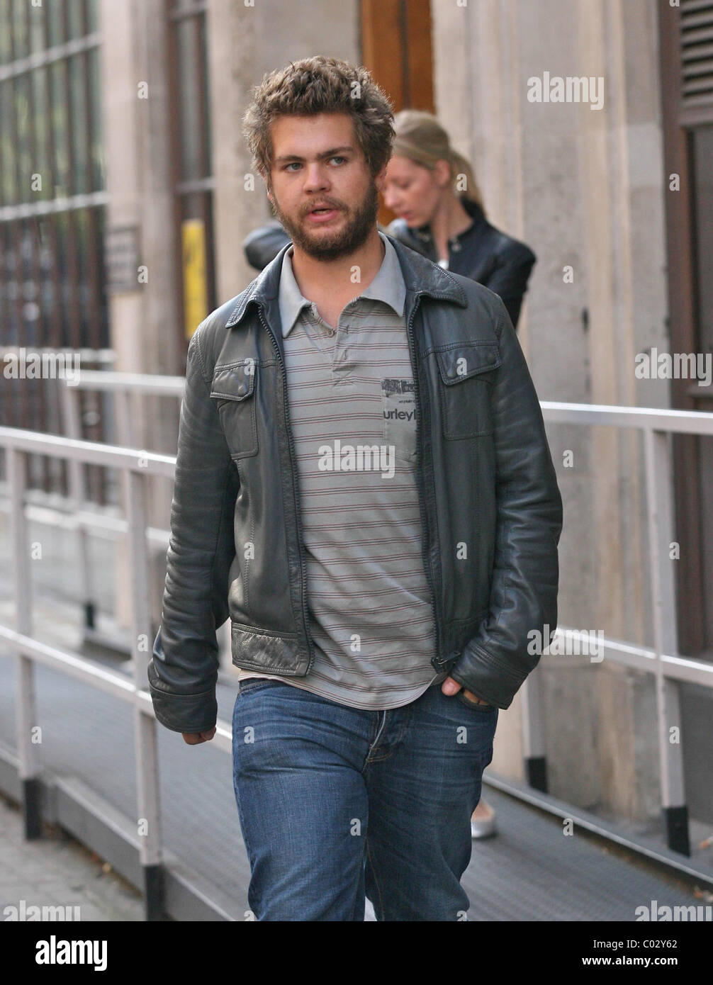 Jack Osbourne lasciando la BBC Radio 1 Studios. La disinvoltura vestito "Adrenaline Junkie' star sinistra lo studio cercando tierd Foto Stock