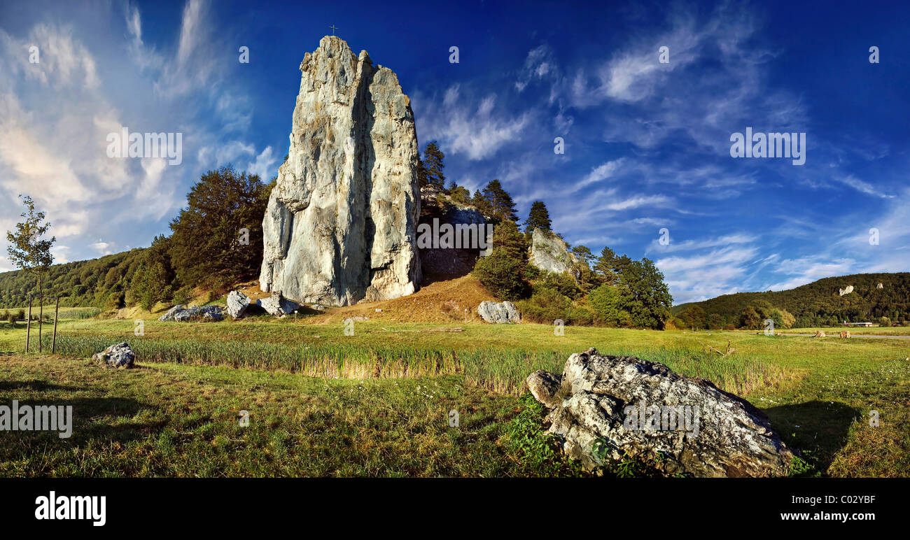 Gli alpinisti paradiso della natura e avventura Burgsteinfelsen, formazione di roccia, Altmuehltal, vicino Dollnstein, Baviera, Germania, Europa Foto Stock