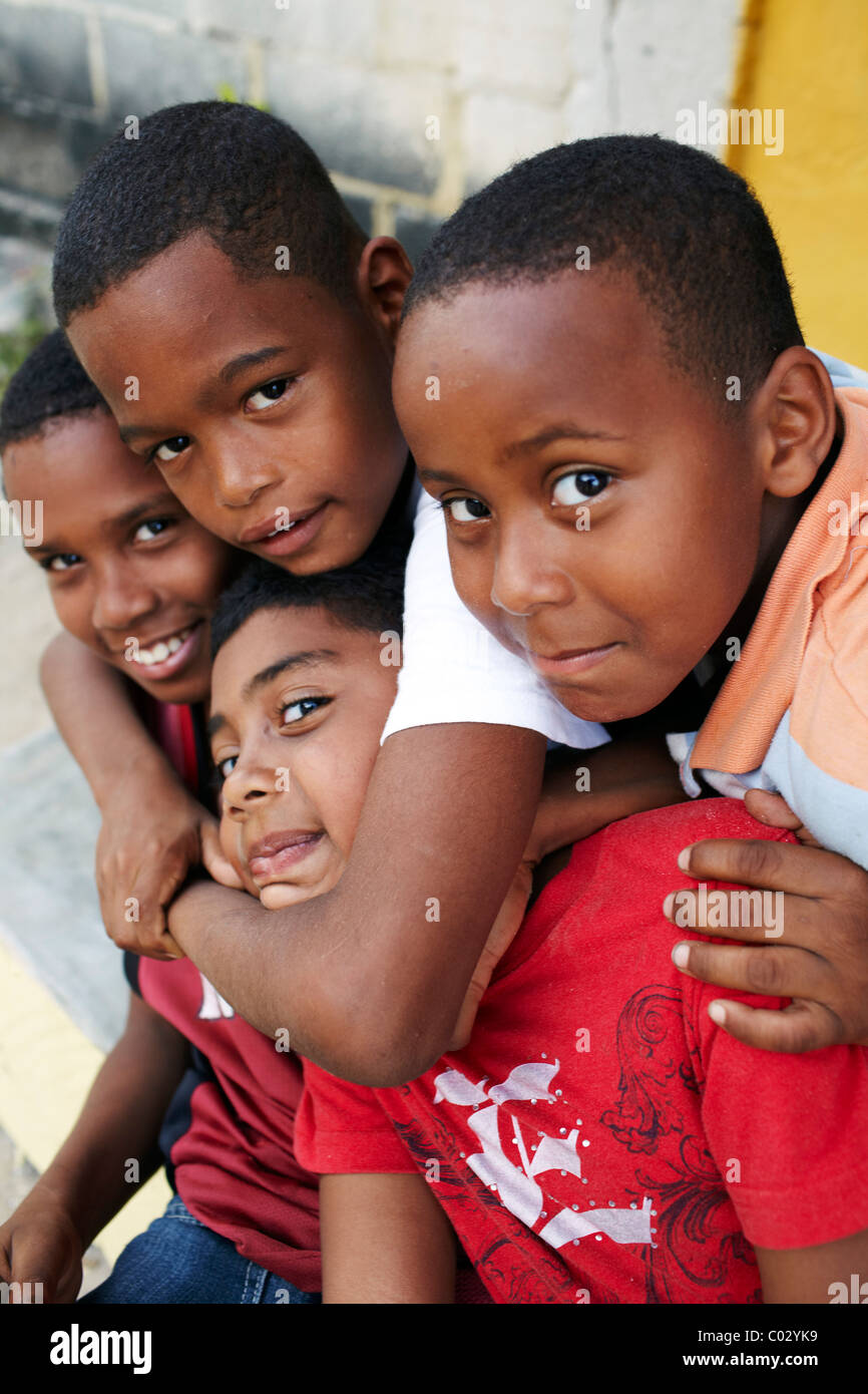 Un gruppo di giovani ragazzi di colore nero, bambini colombiani Foto stock  - Alamy
