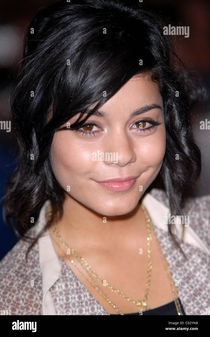 Vanessa Hudgens stella di High School Musical 2 firmare copie della colonna sonora per il film di Disney e frequentare la pressa Foto Stock