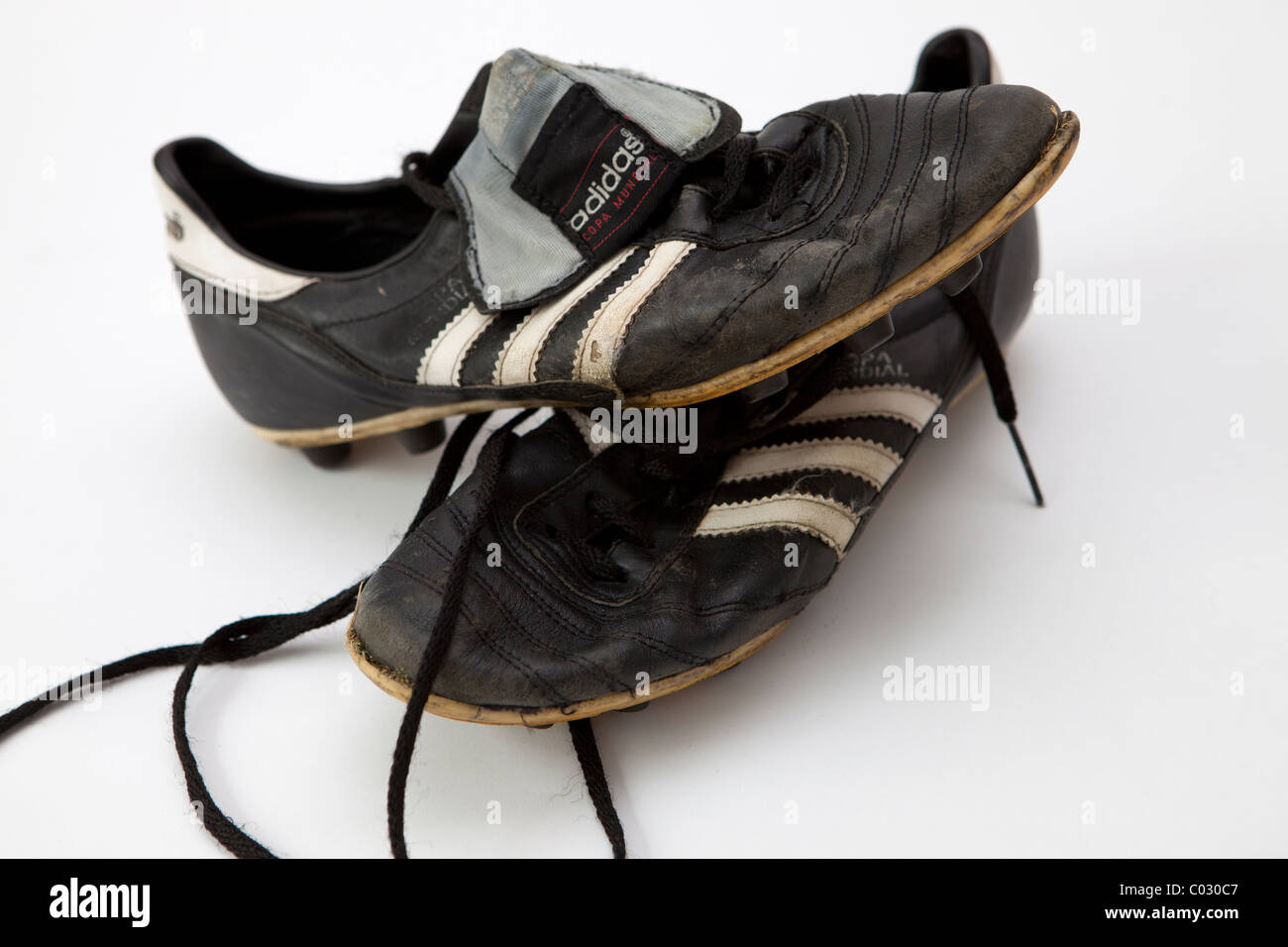Coppia di vecchie scarpe da calcio Foto stock - Alamy