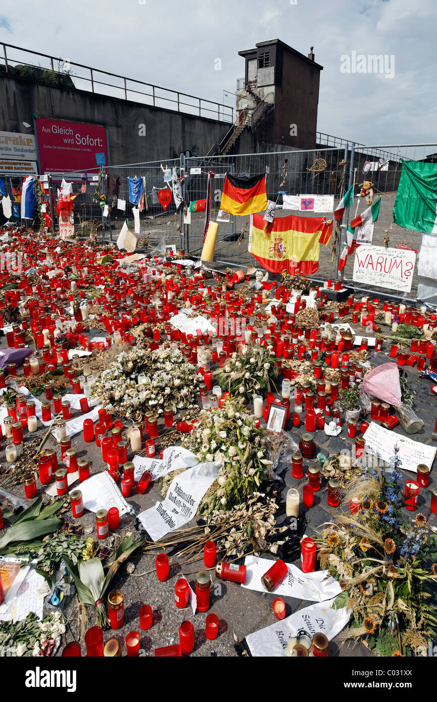 Centinaia di candele per ricordare le vittime della folla a schiacciare la Loveparade 2010, Duisburg, Renania settentrionale-Vestfalia Foto Stock