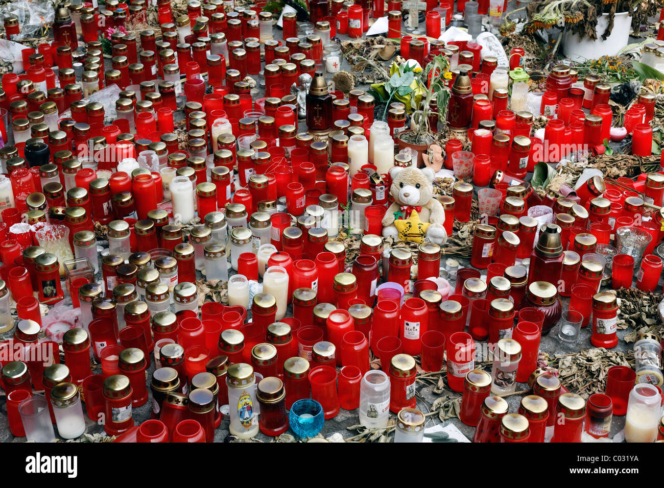 Centinaia di candele e un orsacchiotto per ricordare le vittime della folla a schiacciare la Loveparade 2010, Duisburg Foto Stock