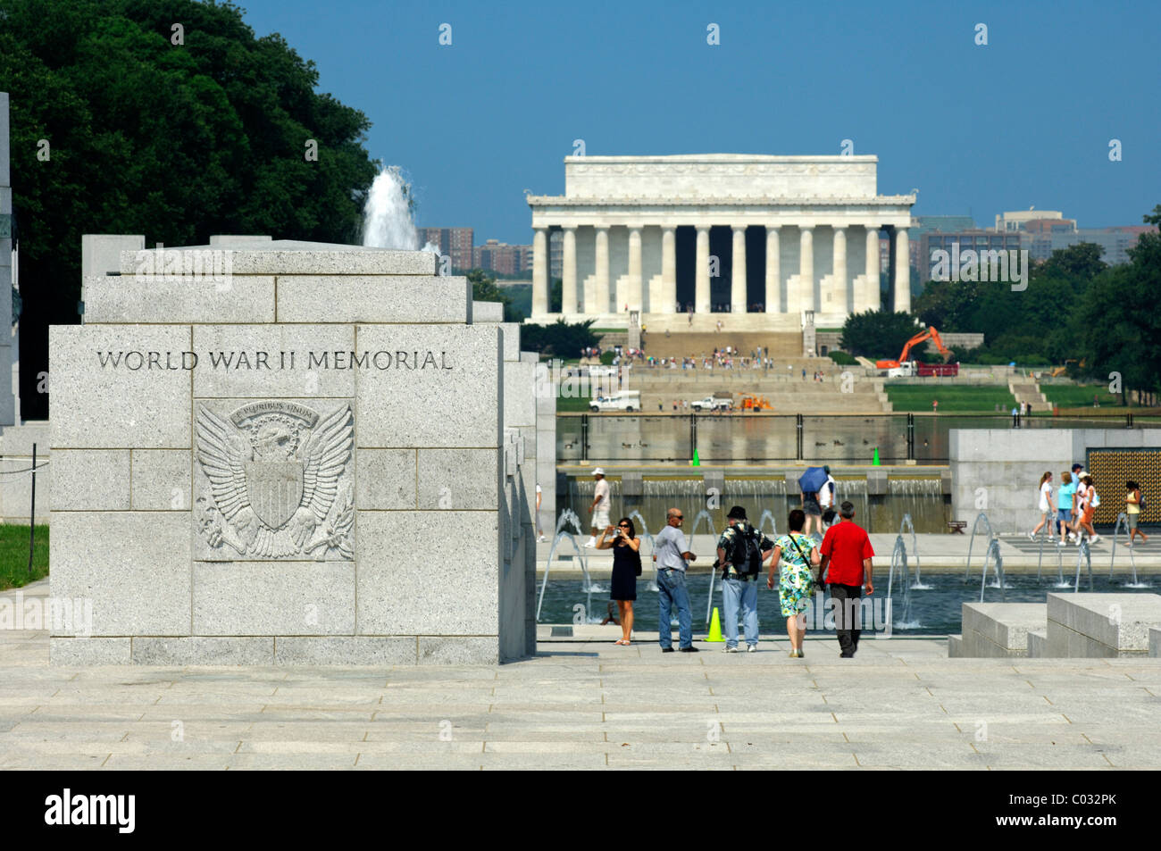 Il Memoriale della Seconda Guerra Mondiale, il Lincoln Memorial nel retro, Washington DC, USA, America Foto Stock