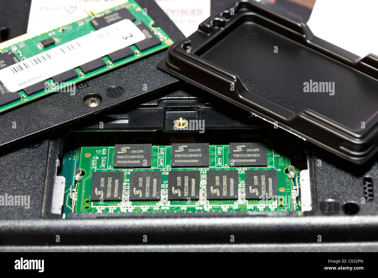 Sostituzione di aggiornamento memoria DDR RAM stick in un vecchio computer portatile Foto Stock Sostituzione di aggiornamento memoria DDR RAM stick in un vecchio computer portatile Foto Stock