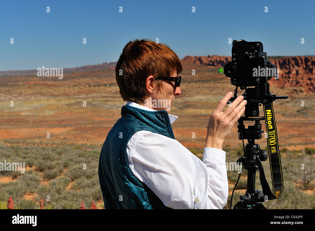 Donna fotografo di scattare una foto nel Parco Nazionale di Canyonlands, Island in the Sky, STATI UNITI D'AMERICA Foto Stock