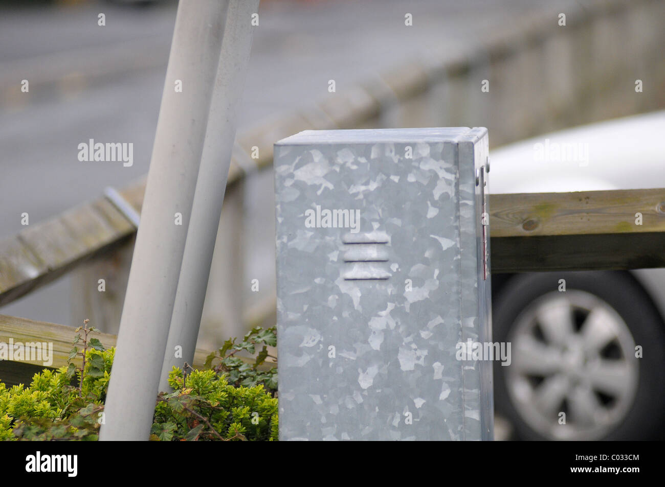 Cassetta elettrica vicino parcheggio auto Foto Stock