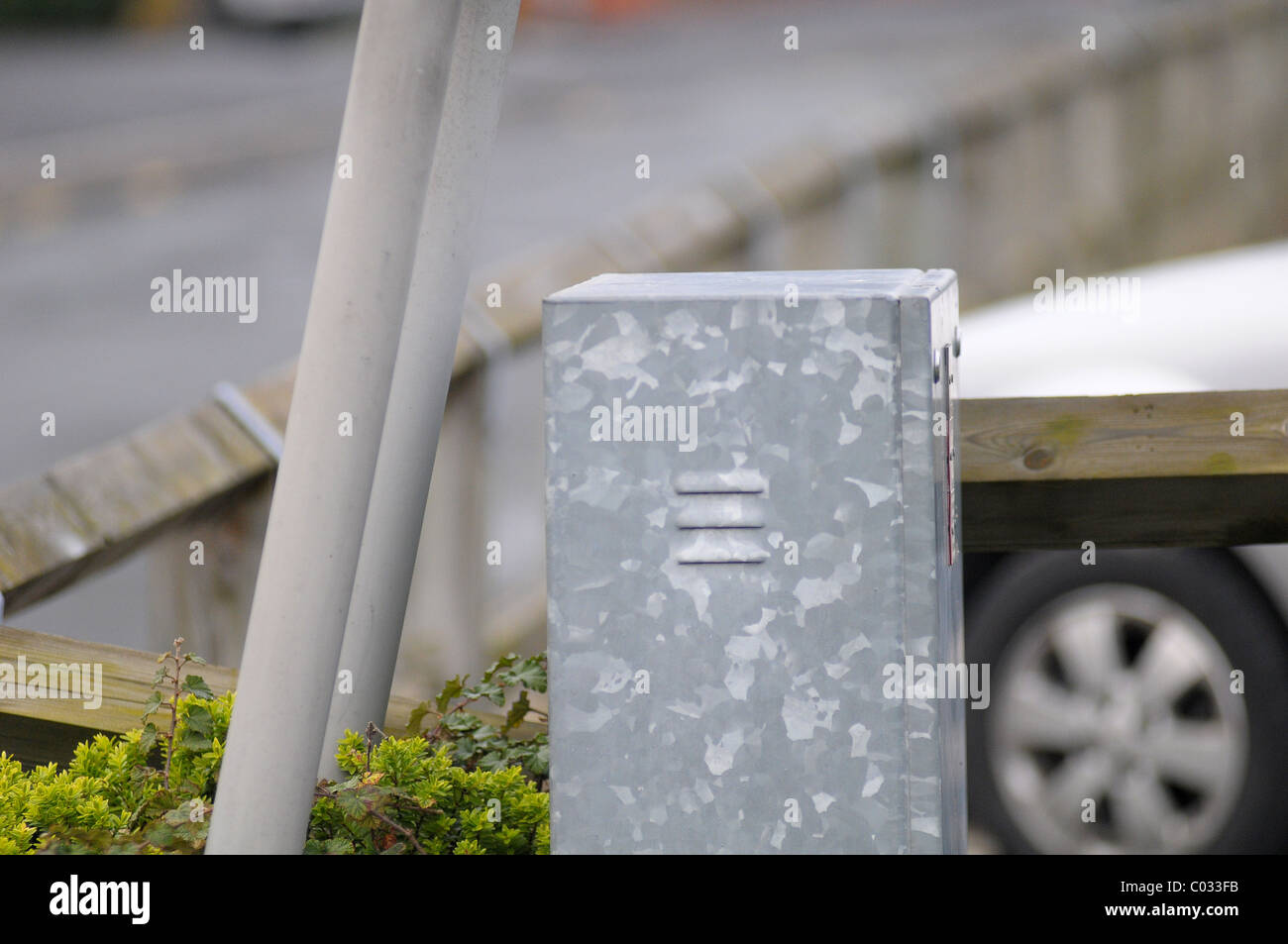Cassetta elettrica vicino parcheggio auto Foto Stock