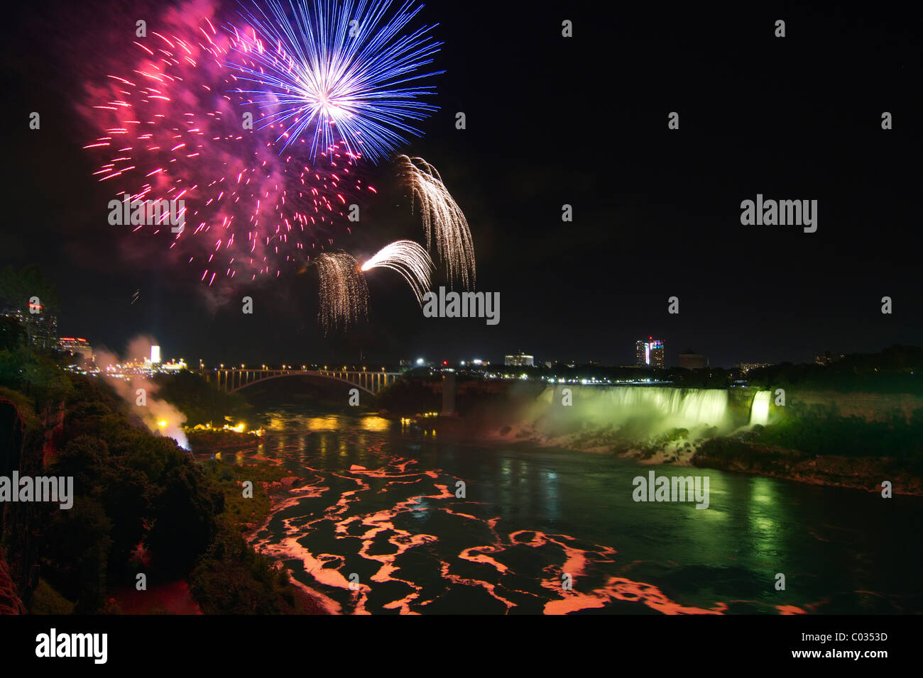 Cascate Americane con fuochi d'artificio, Fiume Niagara, Niagara Falls, Ontario, Canada, America del Nord Foto Stock