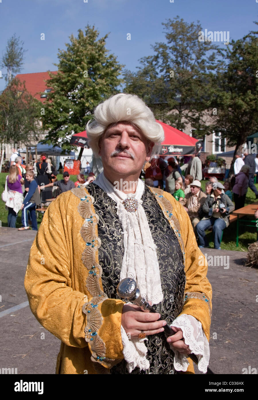 Uomo vestito da Vecchio Fritz in costumi barocchi, Harvest Festival, ringraziamento, Marzahn di Berlino, Germania, Europa Foto Stock