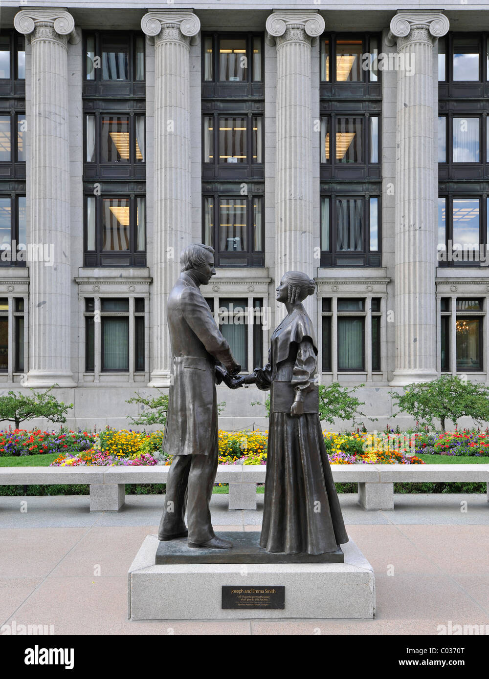 Monumento a Joseph ed Emma Smith, nella parte anteriore del Joseph Smith Memorial Building, tempio della Chiesa di Gesù Cristo dei Foto Stock