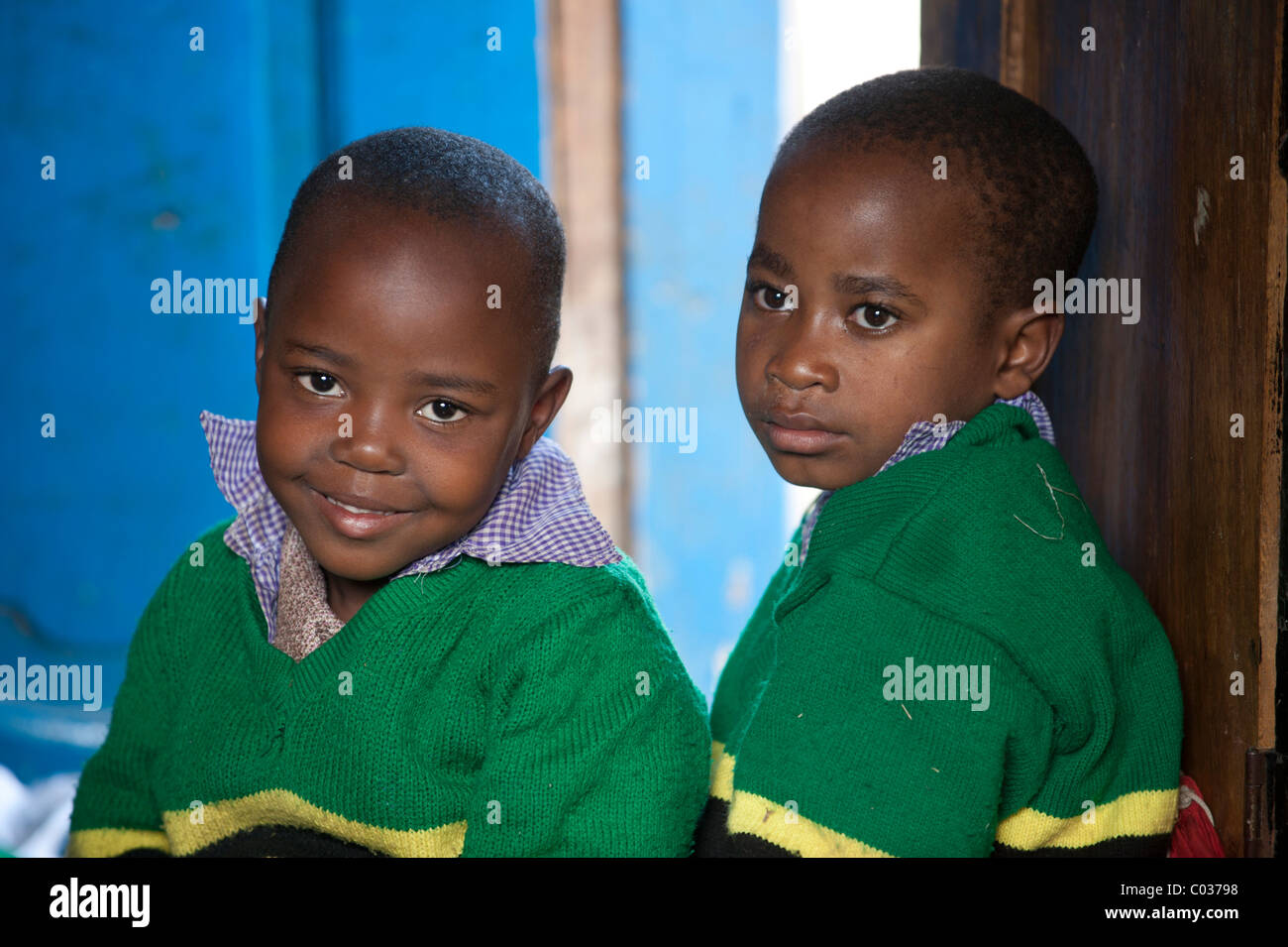 Due ragazzi, 4-5 anni, i bambini africani, ritratto, Tanzania Africa Foto Stock