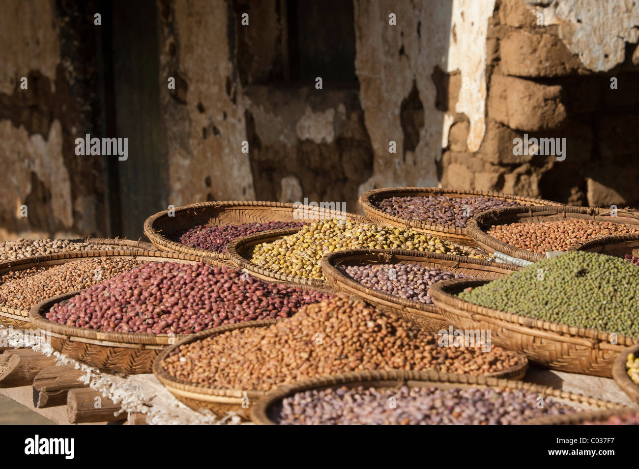 Diversi legumi secchi nel cestello al mercato, ad Arusha, in Tanzania, Africa Foto Stock