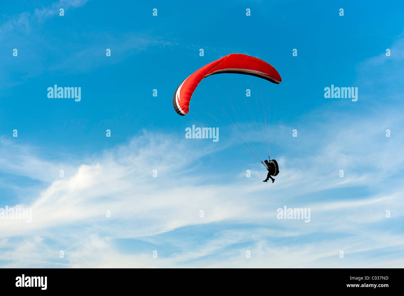 Red parapendio contro un cielo blu Foto Stock