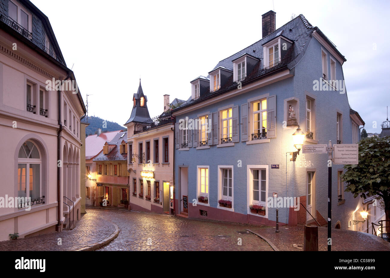 Street nel centro storico della città, Baden-Baden, Baden-Wuerttemberg, Germania, Europa Foto Stock