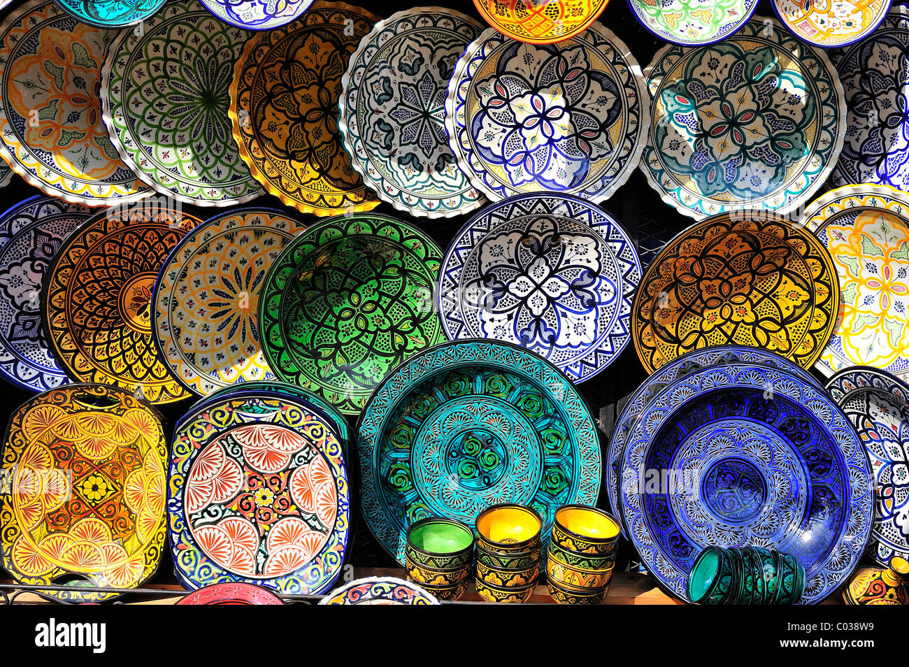 Colorate, dipinto di piastre in ceramica, con schemi tradizionali e ornamenti, Riff montagne, Marocco, Africa Foto Stock