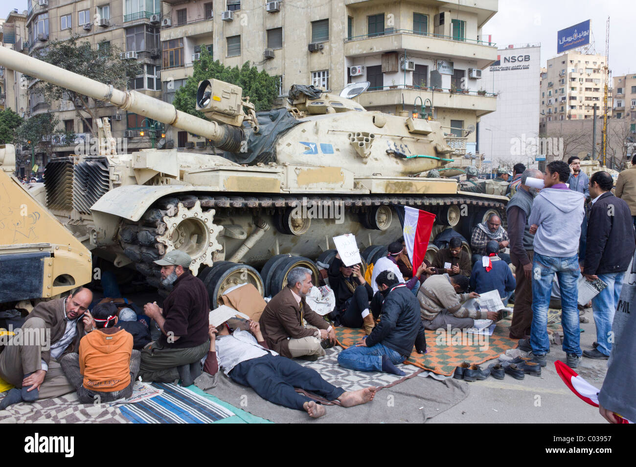 Anti-Mubarak contestatori rilassante contro esercito serbatoio a Piazza Tahrir al Cairo, Egitto Foto Stock