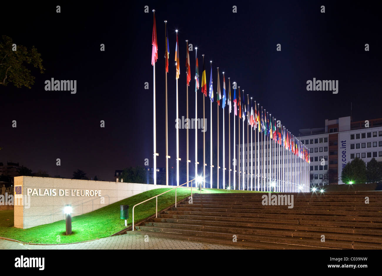Bandiere europee di fronte all'edificio principale del consiglio d'Europa, Strasburgo, Alsazia, Francia, Europa Foto Stock