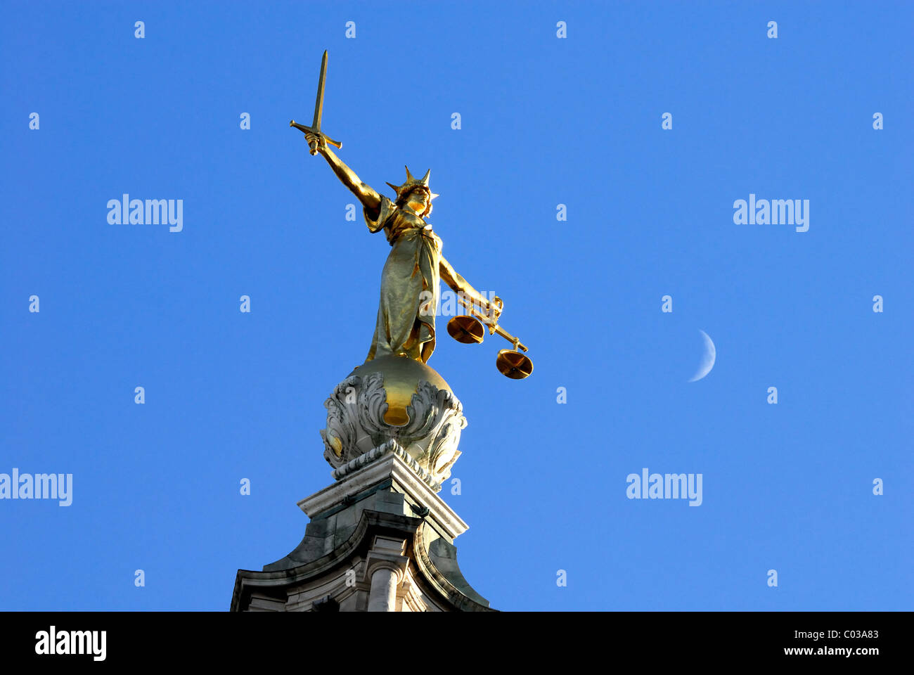 La Old Bailey Scale di giustizia statua Foto Stock