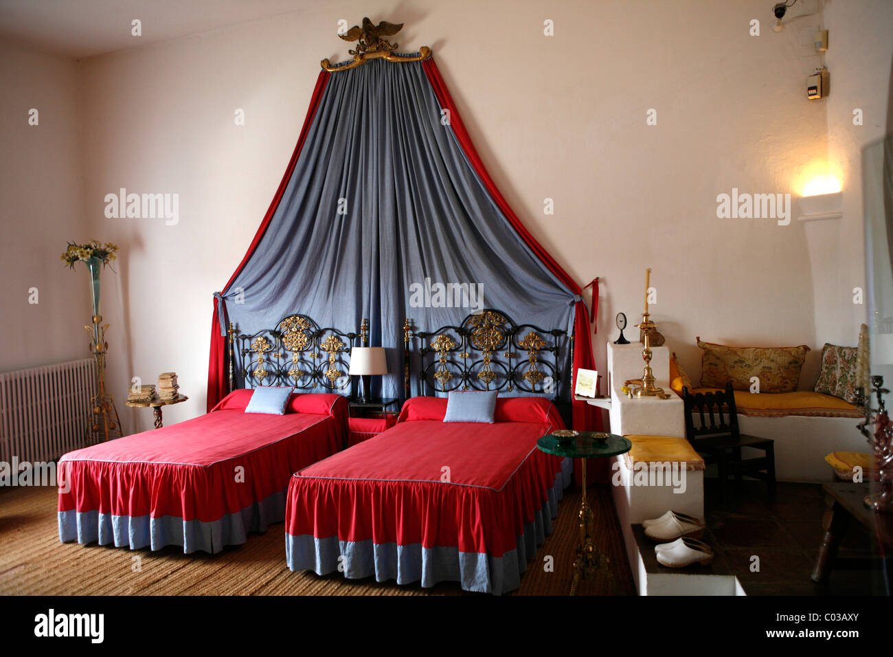Camera da letto di Salvador Dali e gala nella loro villa in portlligat, Catalogna, Spagna, Europa Foto Stock