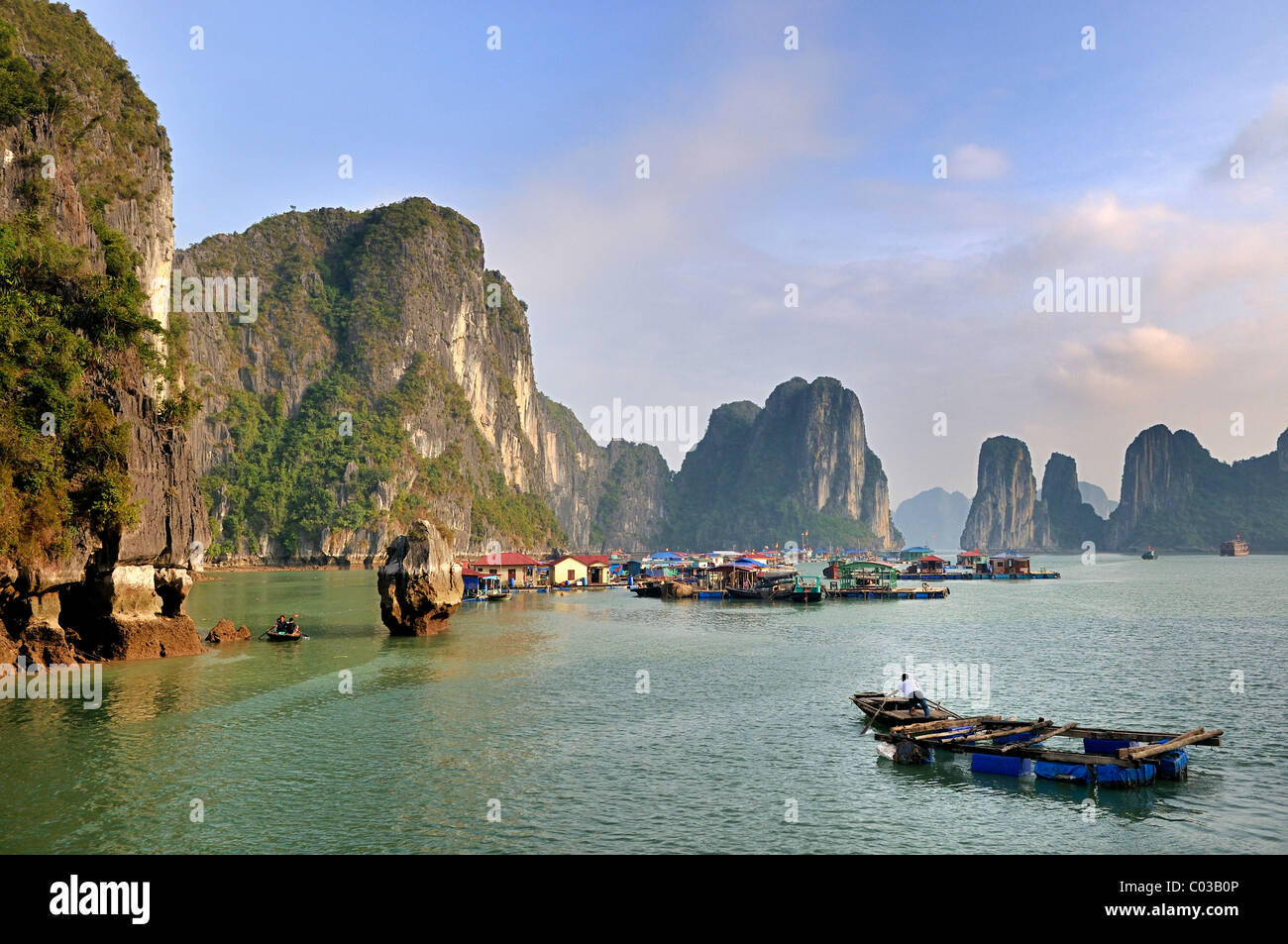 Villaggio galleggiante di Halong Bay, Vietnam, sud-est asiatico Foto Stock
