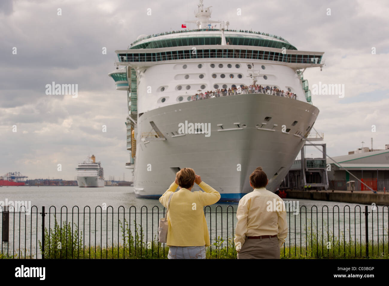 Royal Caribbean Cruise Lines indipendenza dei mari nave ormeggiata a Southampton mayflower park docks con arcadia circa passare Foto Stock