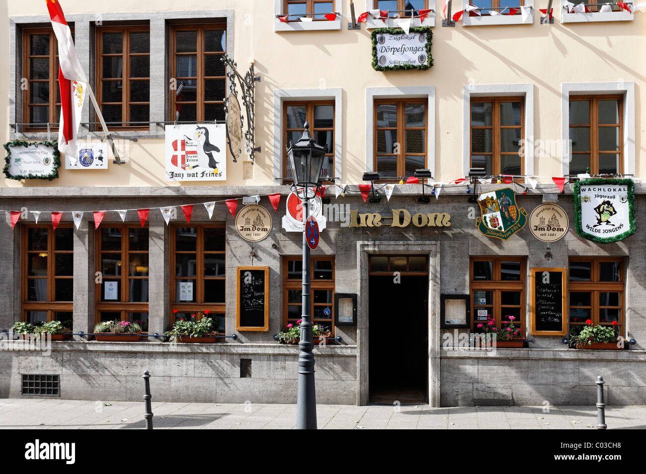 Tradizionale ristorante Rheinische, decorato per la parata Schuetzenumzug, Michaelstrasse, Neuss, Niederrhein Foto Stock