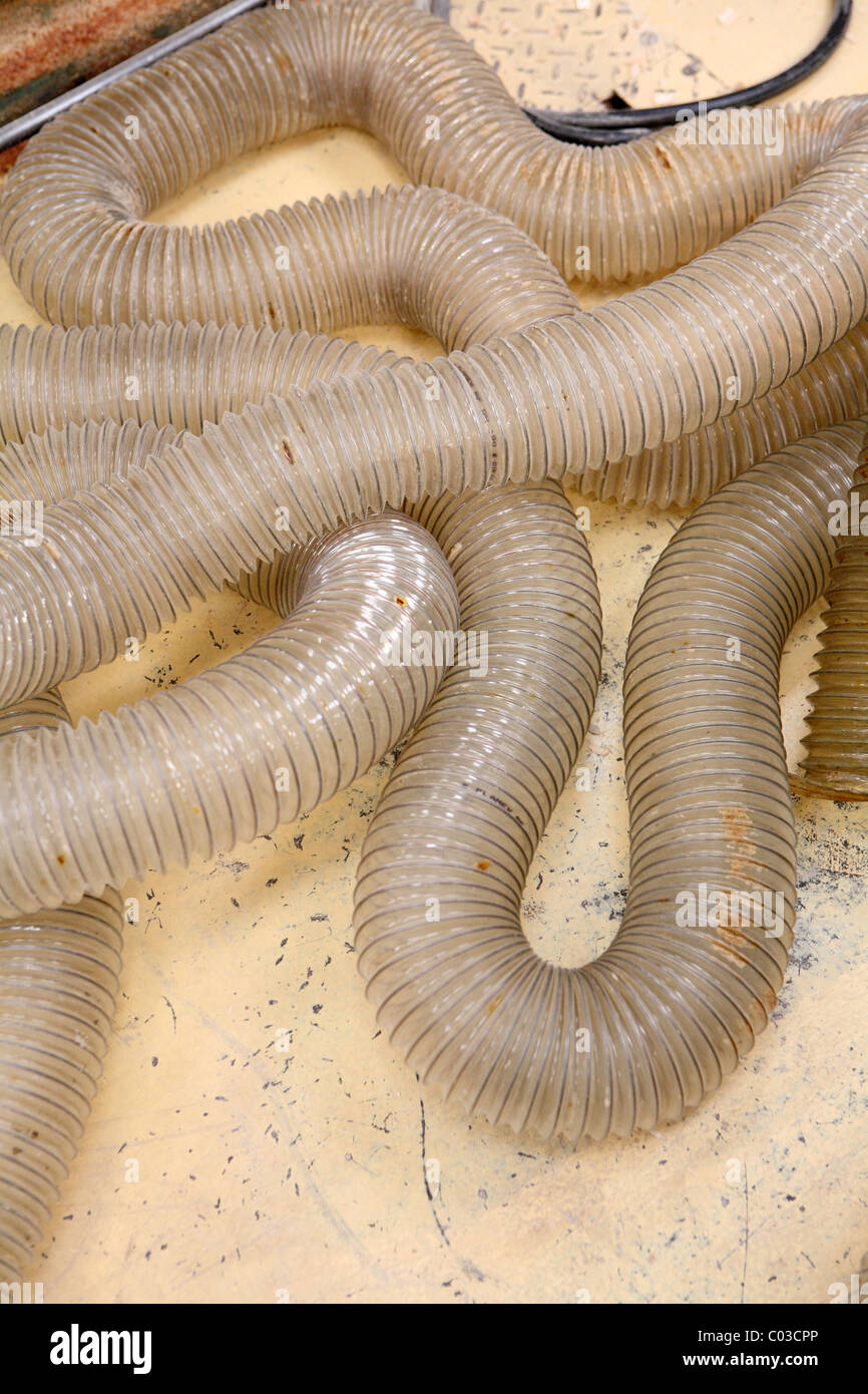 Tubi di ventilazione avvolto sul pavimento Foto Stock