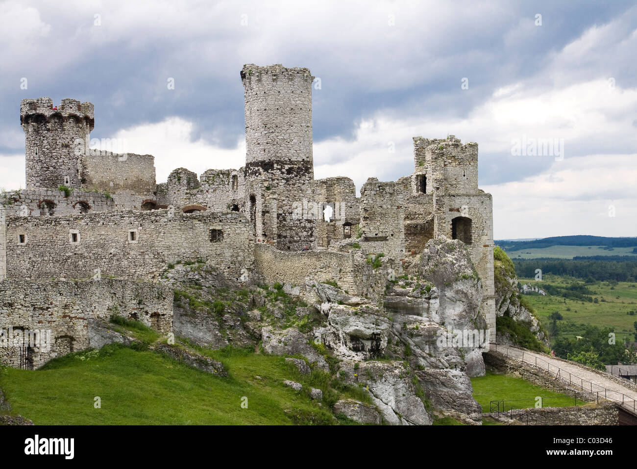 Le rovine del castello di Ogrodzieniec fortificazioni, Polonia. Immagine hdr. Foto Stock