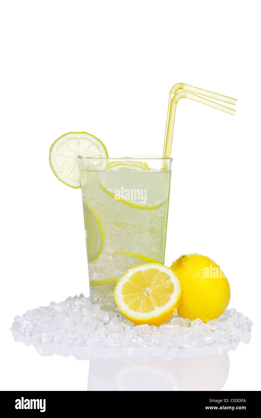 Foto di limonata tradizionale in un bicchiere con ghiaccio tritato e le fette di limone, isolata su uno sfondo bianco. Foto Stock