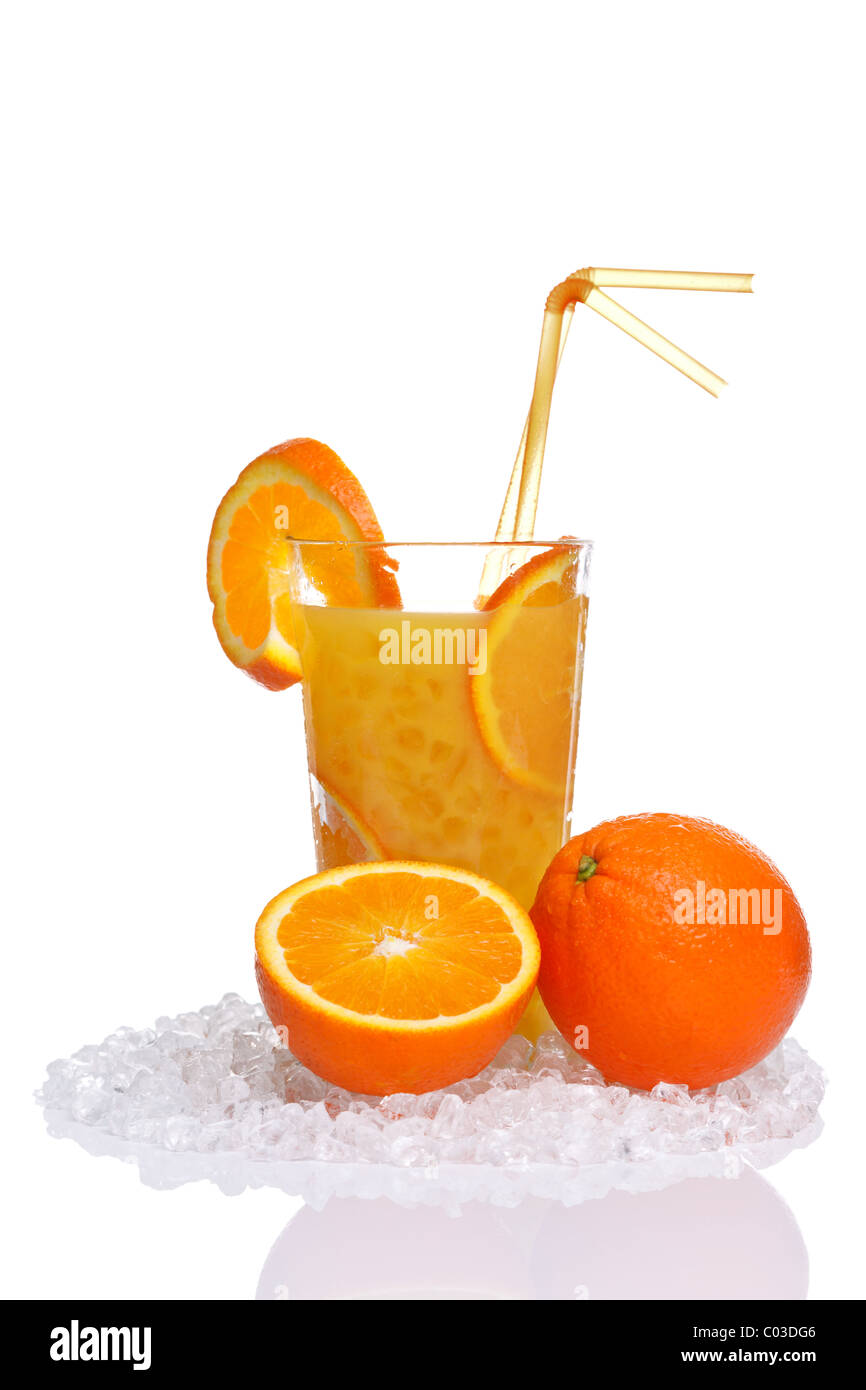 Foto di succo d'arancia fresco in un bicchiere con ghiaccio tritato, isolata su uno sfondo bianco. Foto Stock