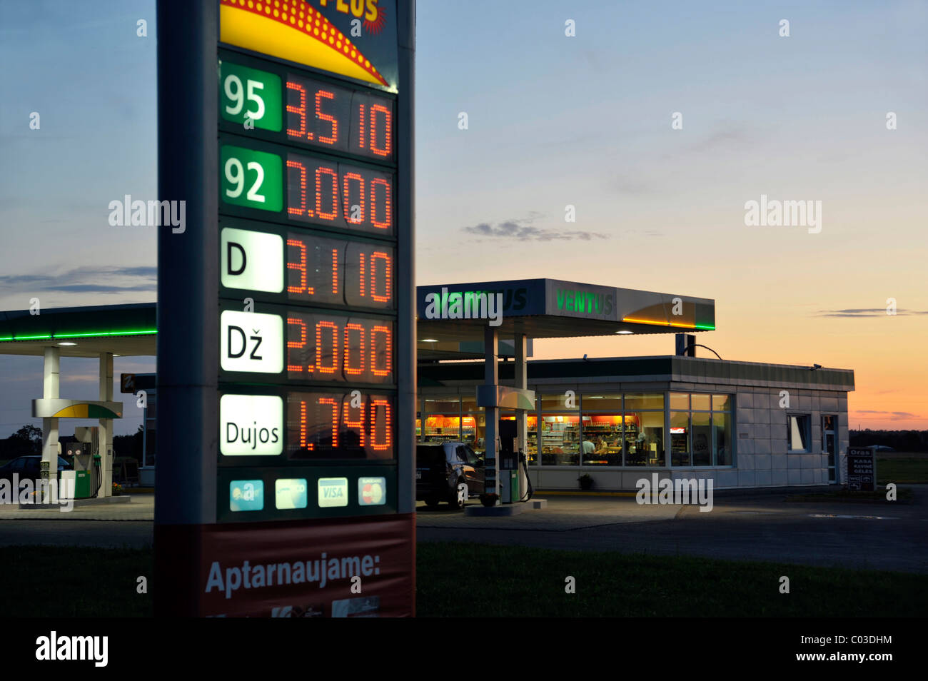 Stazione di gas sull'autostrada Transbaltica in serata, percorso europeo E67 o la Via Baltica, Kegums, Lettonia, Paesi Baltici, Europa Foto Stock