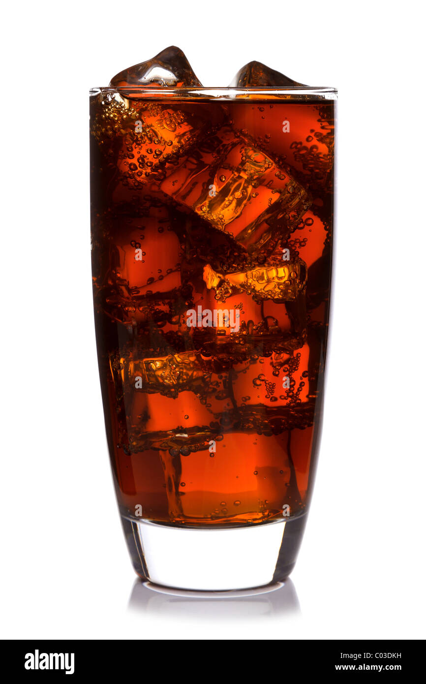 Foto di frizzanti cola in un bicchiere con ghiaccio a cubetti, isolato su uno sfondo bianco. Foto Stock