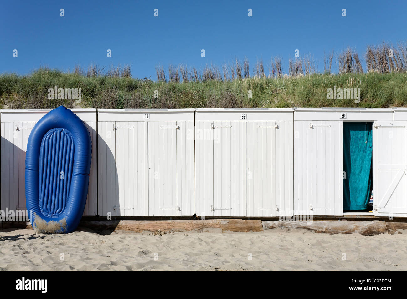 Gommone appoggiata sulla spiaggia bianca di capanne, Westkapelle, penisola di Walcheren, Provincia di Zeeland, Paesi Bassi, Benelux, Europa Foto Stock