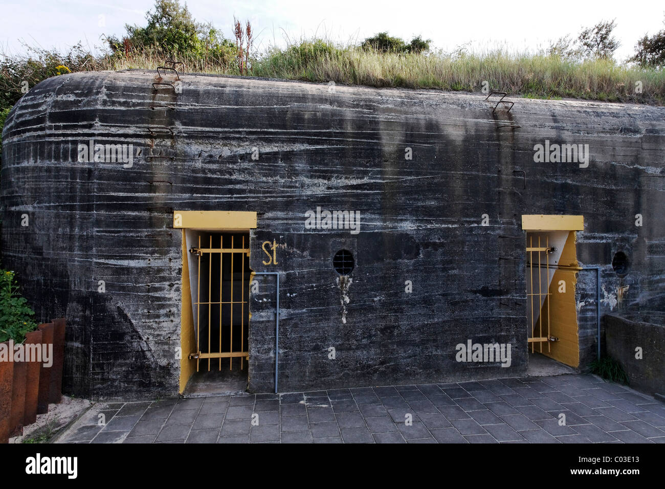 Ingresso a un bunker dalla seconda guerra mondiale, Atlantic Wall 1942, Museo bunker Zoutelande, Walcheren, Zeeland, Paesi Bassi Foto Stock