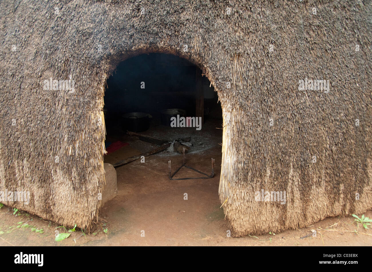 Sud Africa, Durban e la Valle delle mille colline, Phezulu Park. Tradizionale villaggio Zulu, con tetto di paglia di tipica capanna Zulu. Foto Stock