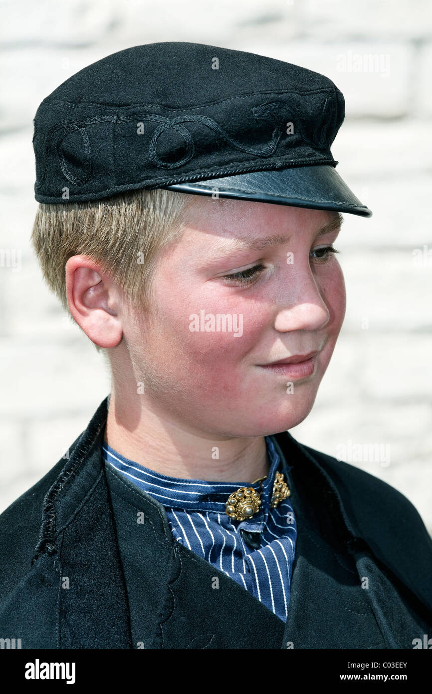12-anno-vecchio ragazzo in olandese tradizionale costume contadina, Middelburg, Walcheren, Zeeland, Paesi Bassi, Benelux, Europa Foto Stock