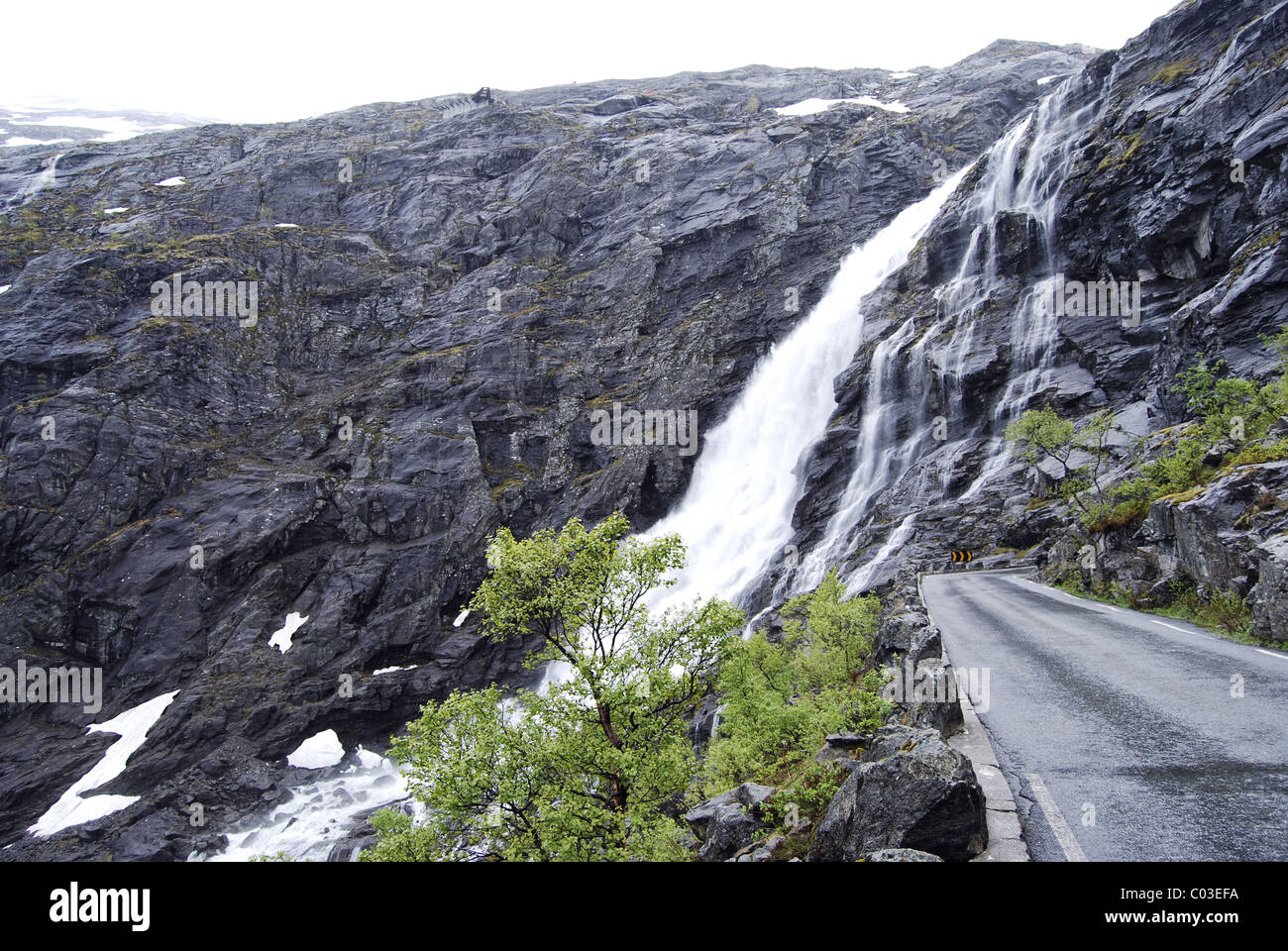 Trollstigen, Romsdal, Norvegia e cascata Stigfossen Foto Stock