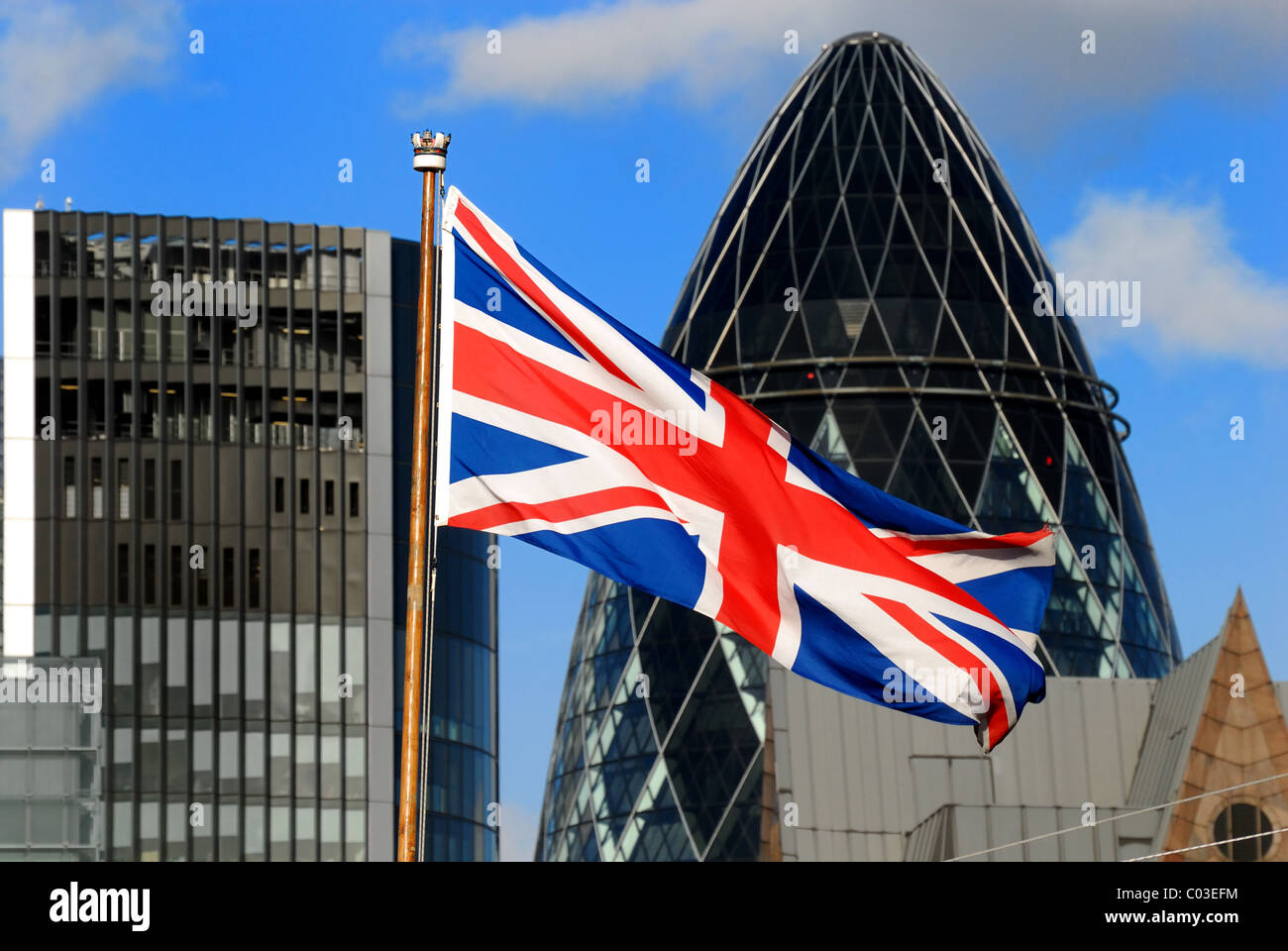 Edifici moderni della città di Londra con Union Jack flag in primo piano Foto Stock