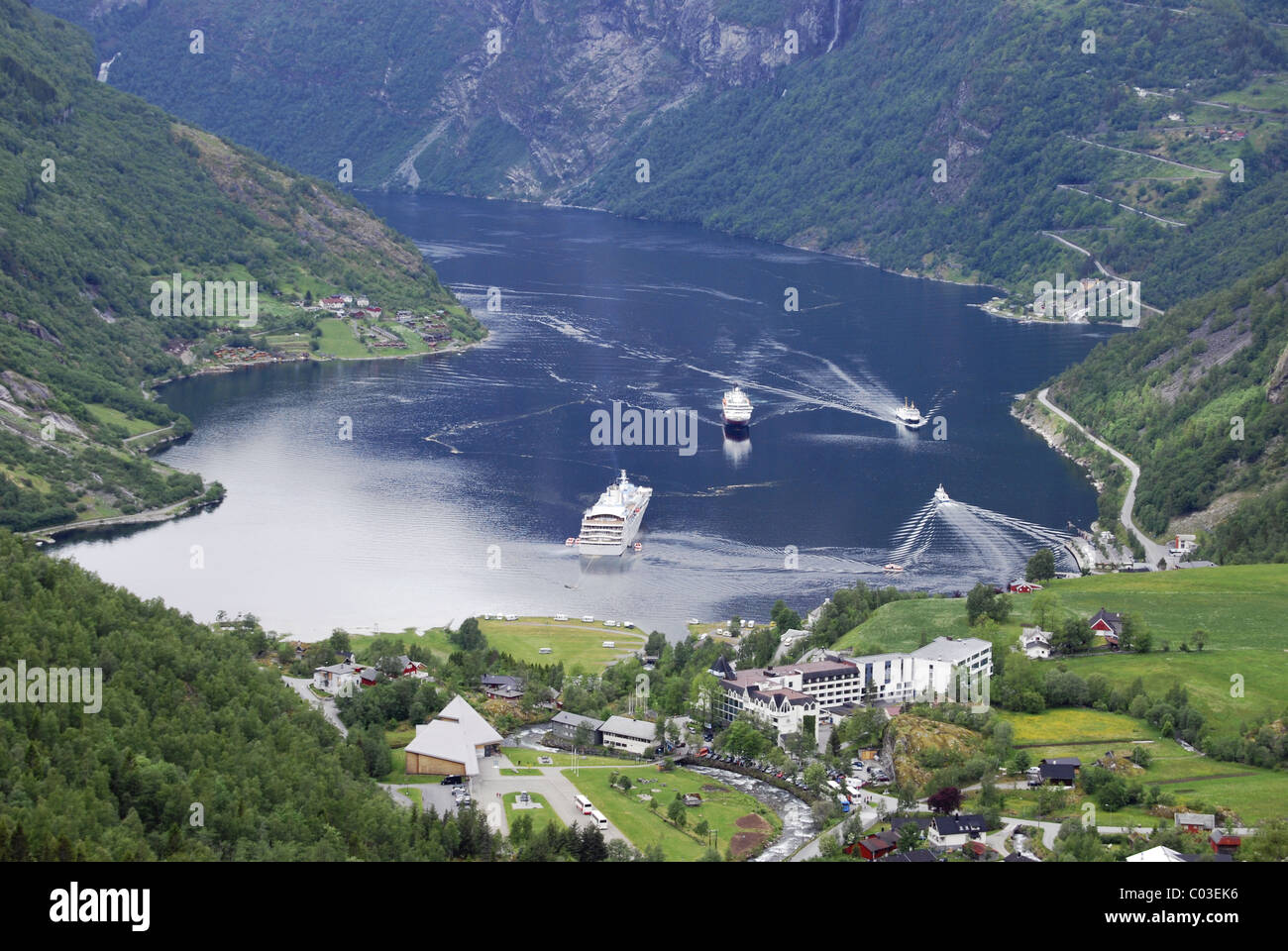 Le navi nel Fiordo di Geiranger, Norvegia Foto Stock
