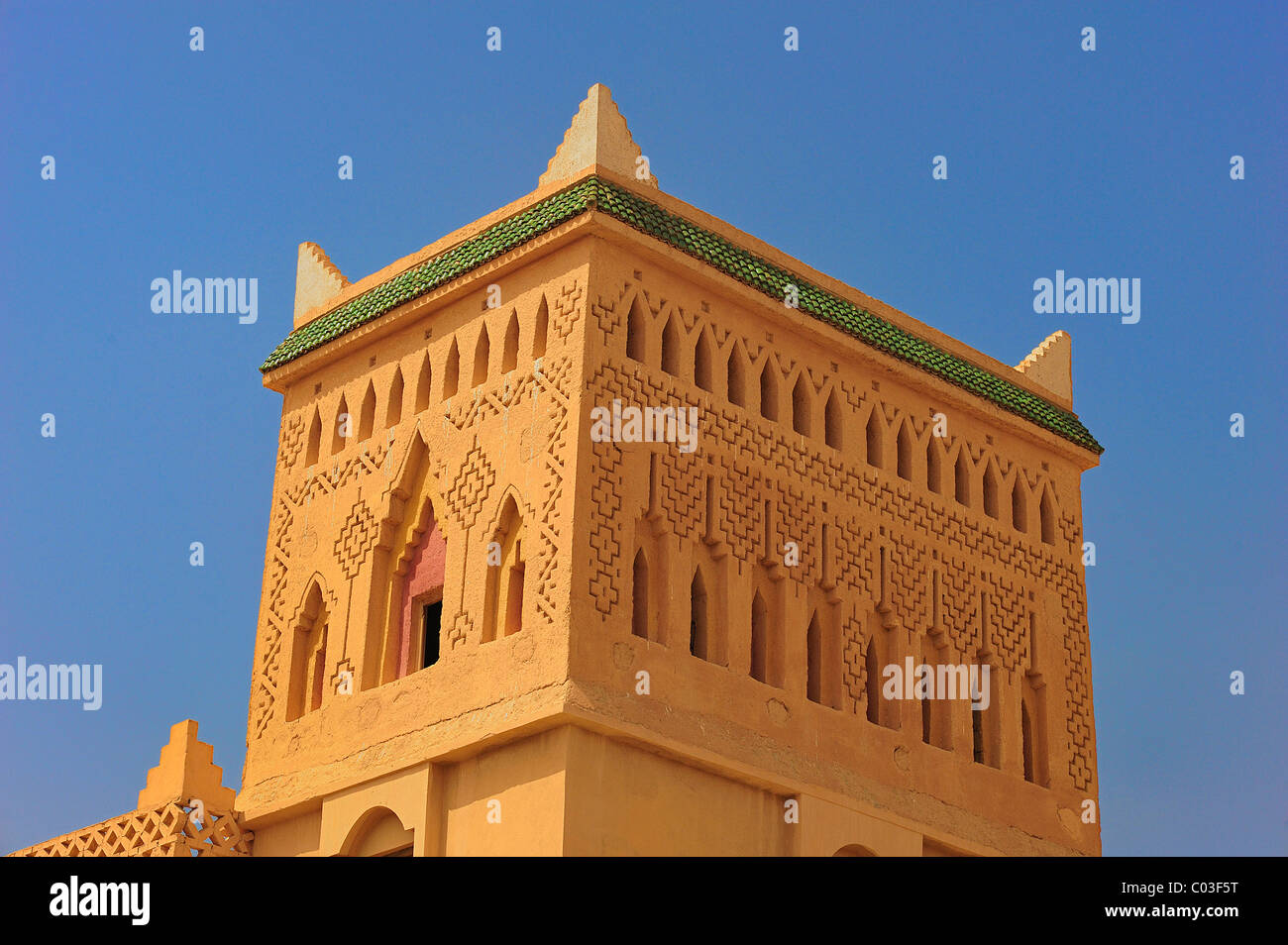 Torre angolare di una Kasbah, fango fortezza con tradizionali ornamenti berbero e modelli, Kasbah Asmaa Hotel, Midelt Foto Stock