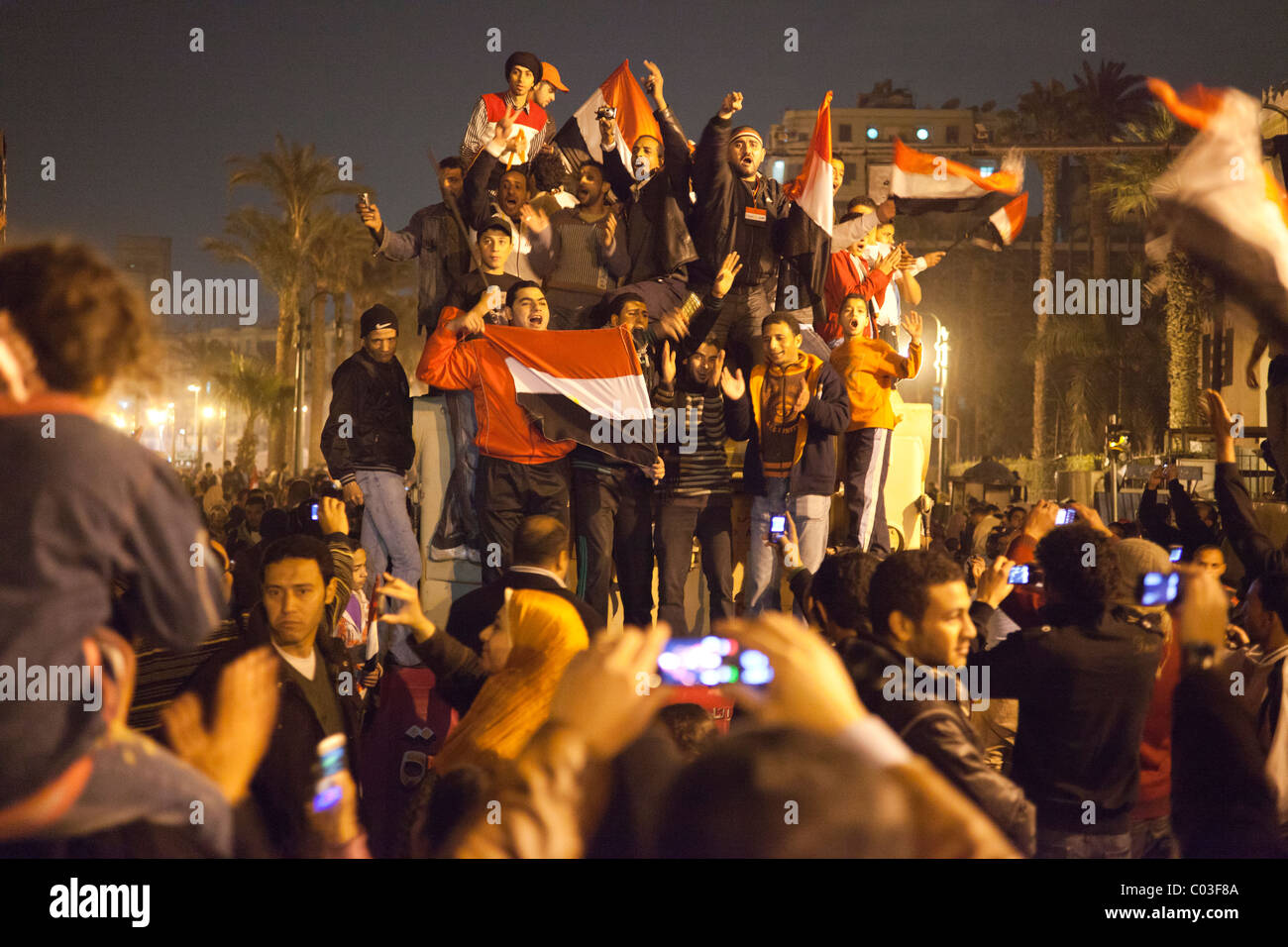 Dimostranti egiziani celebrando la vittoria nella rivoluzione a Tahrir sulla parte superiore del carrello dell'esercito. Foto Stock