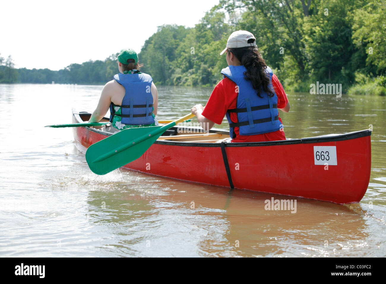 Due giovani donne in una paletta di canoa sul fiume Fox in Yorkville Illinois USA Foto Stock