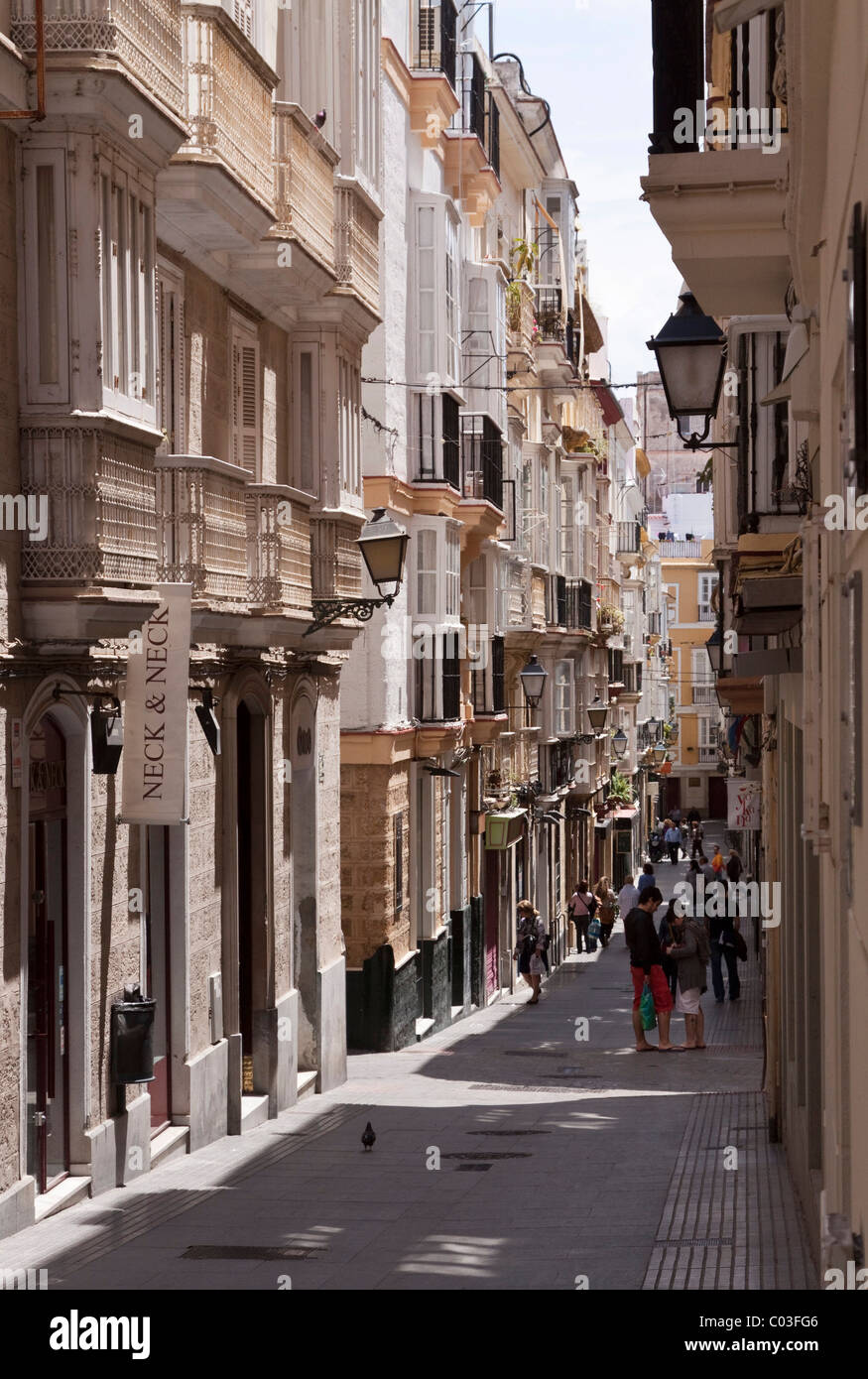 Piccolo vicolo in un quartiere dello shopping nel porto di Cadice, Andalusia, Spagna, Europa Foto Stock